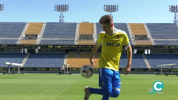 El jugador ha dado muestras de su talento posando para los compañeros gráficos