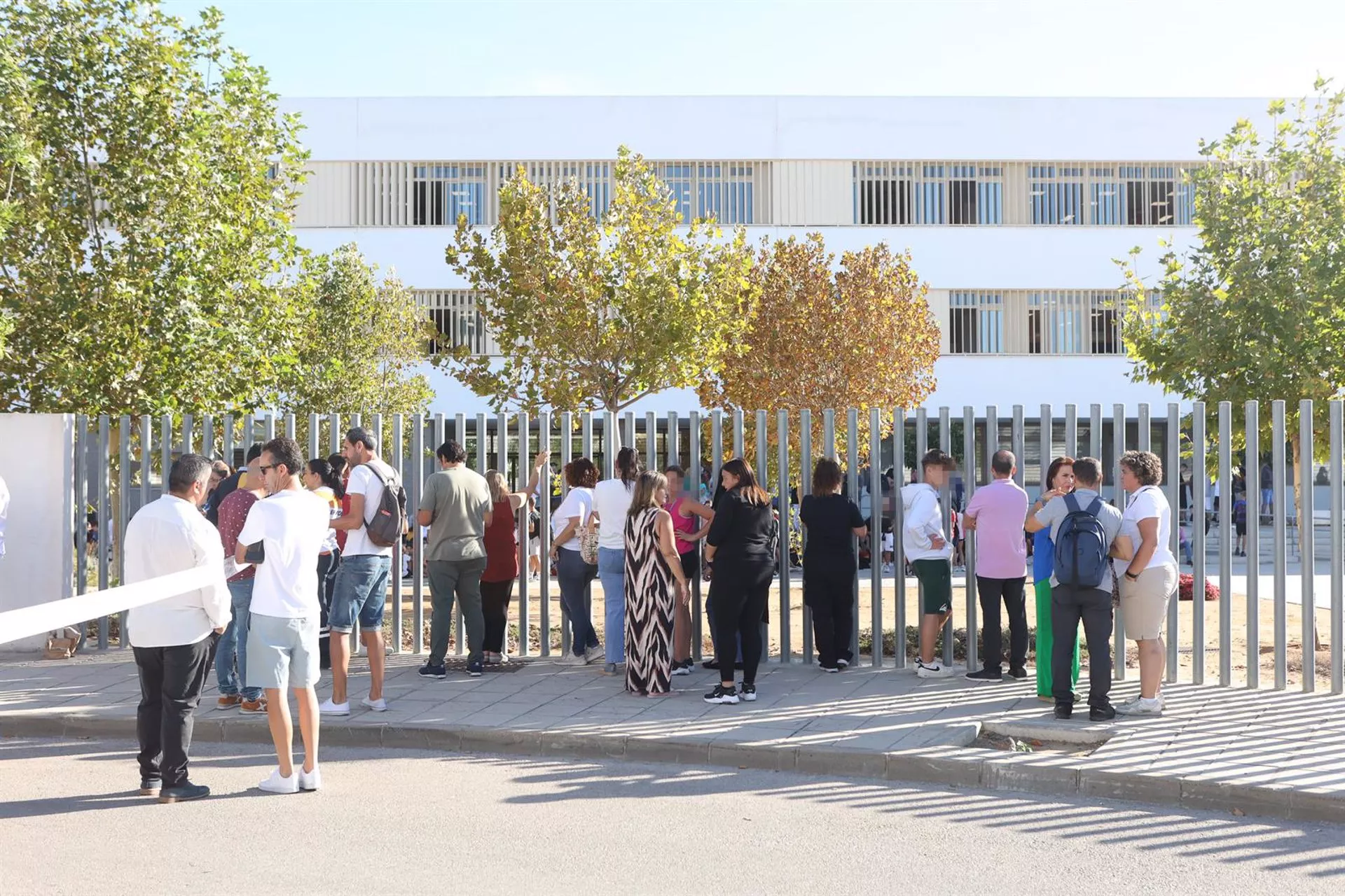 Familias del IES Elena García Armada a las puertas del centro Familias del IES Elena García Armada a las puertas del centro