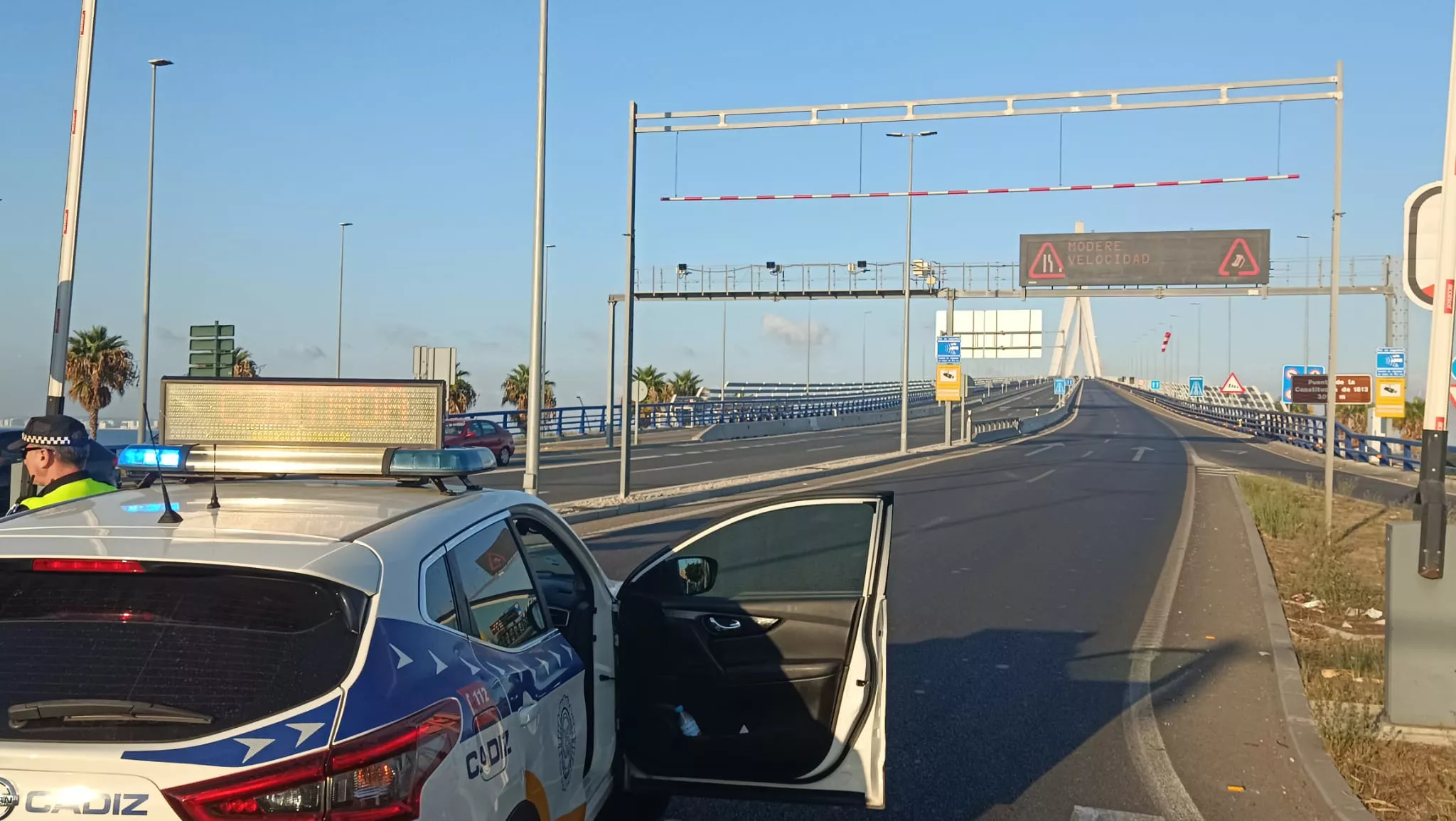 La Policía local cortó el acceso al segundo puente, por las importantes retenciones La Policía local mantiene cortado el tráfico