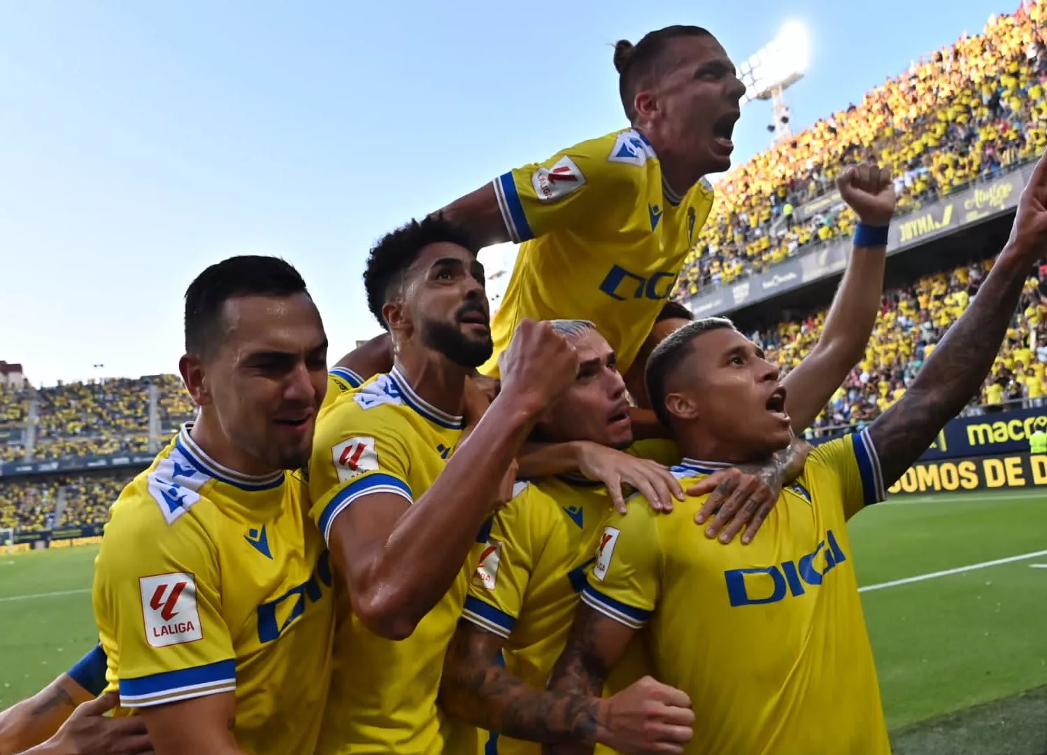 Los jugadores cadistas celebran uno de los tantos con sus aficionados (Foto: Cádiz CF)