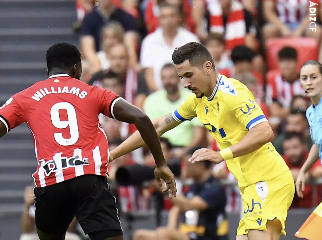 Javi Hernández en un duelo ante Iñaki Williams (Foto: Cádiz CF)