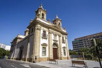 El templo es el primero que se levantó en Extramuros junto al antiguo cementerio