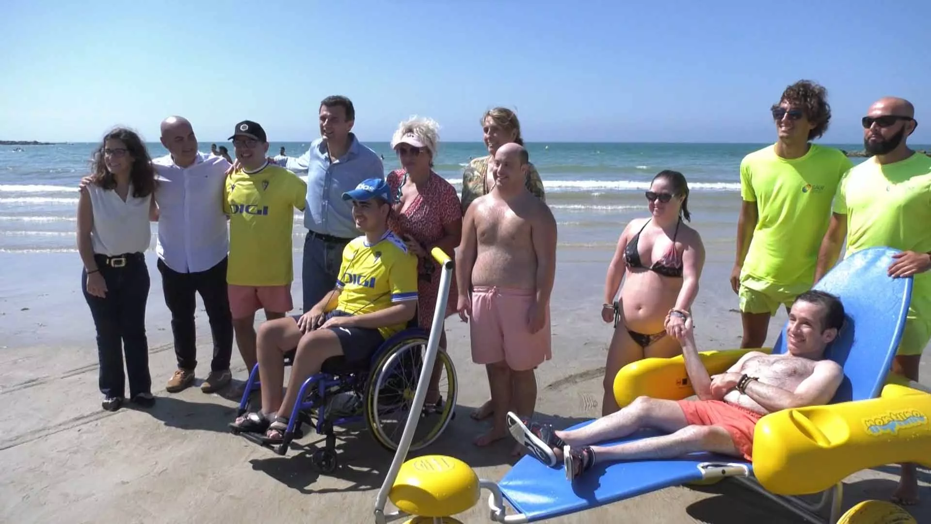 El alcalde de Cádiz, junto a varios concejales, personal de playas y usuarios del módulo adaptado, durante la presentación de los nuevos anfifuggys