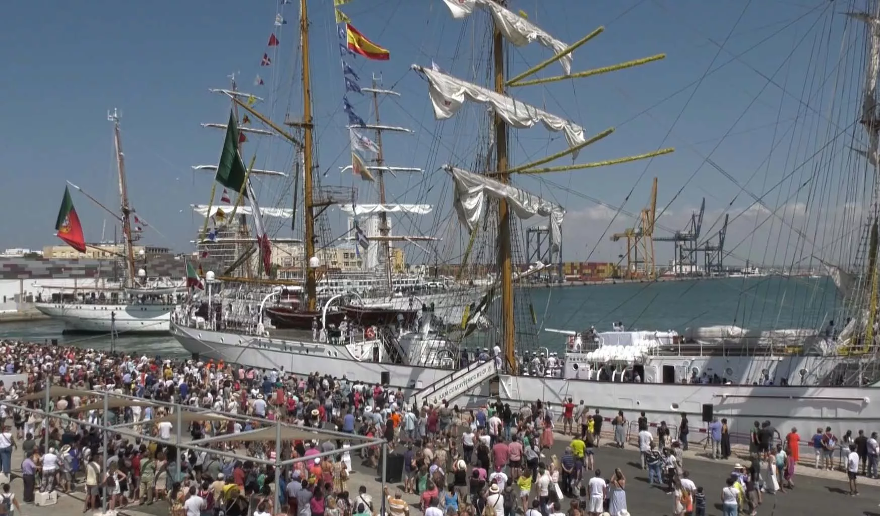 Los buques Sagres y Cuauhtemoc durante su partida del puerto de Cádiz tras participar en la escala final de la Gran Regata