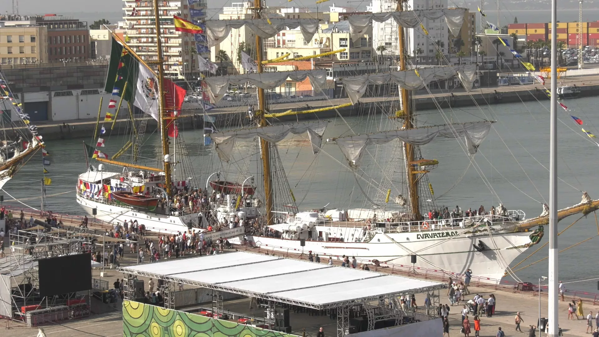 Como de costumbre, las visitas a los barcos ha levantado enorme interés en el público que acude al parque temático de la Gran Regata