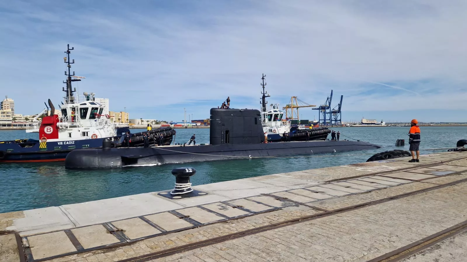 El submarino Galerna durante su maniobra de atraque a la llegada al puerto de Cádiz
