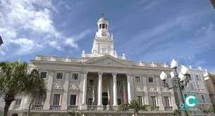 La fachada principal del Ayuntamiento de Cádiz.