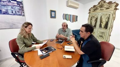 Encuentro de trabajo que han mantenido la diputada y vicepresidenta de la Fundación Provincial de Cultura, Vanesa Beltrán, con el comisario de este proyecto, Bruto Pomeroy.