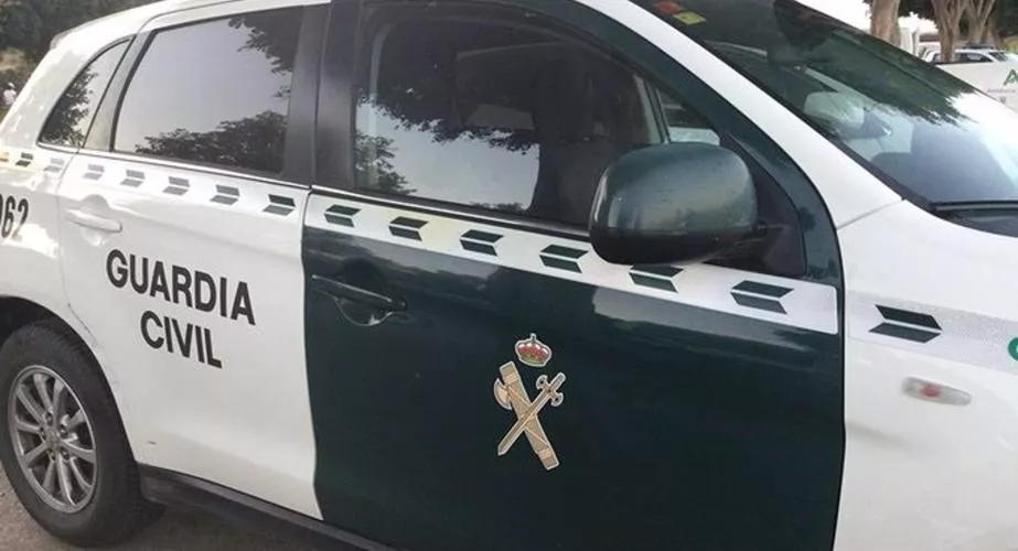 Uno de los agentes tiene heridas graves en la cabeza 