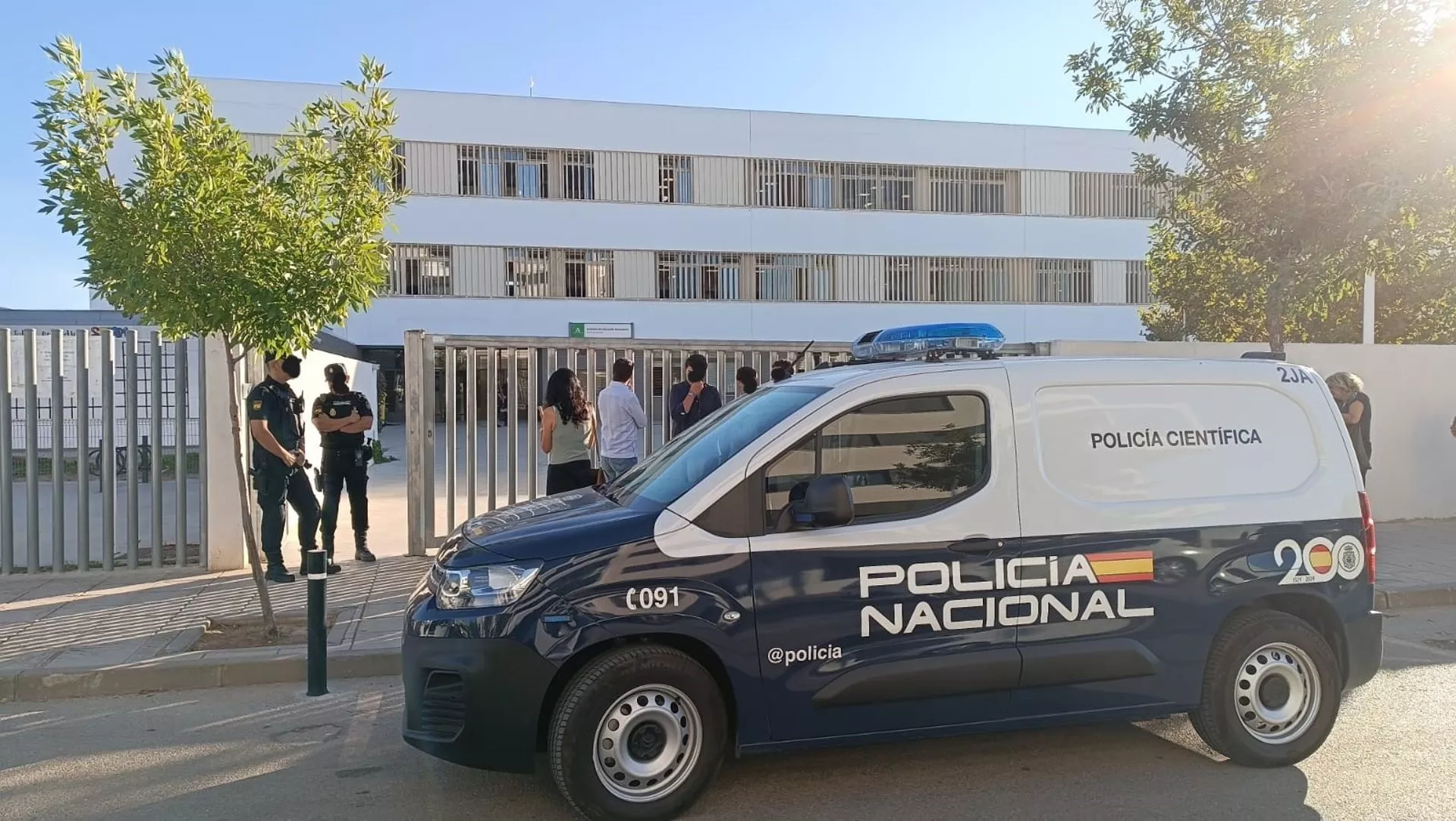 Policía nacional a las puertas del centro 