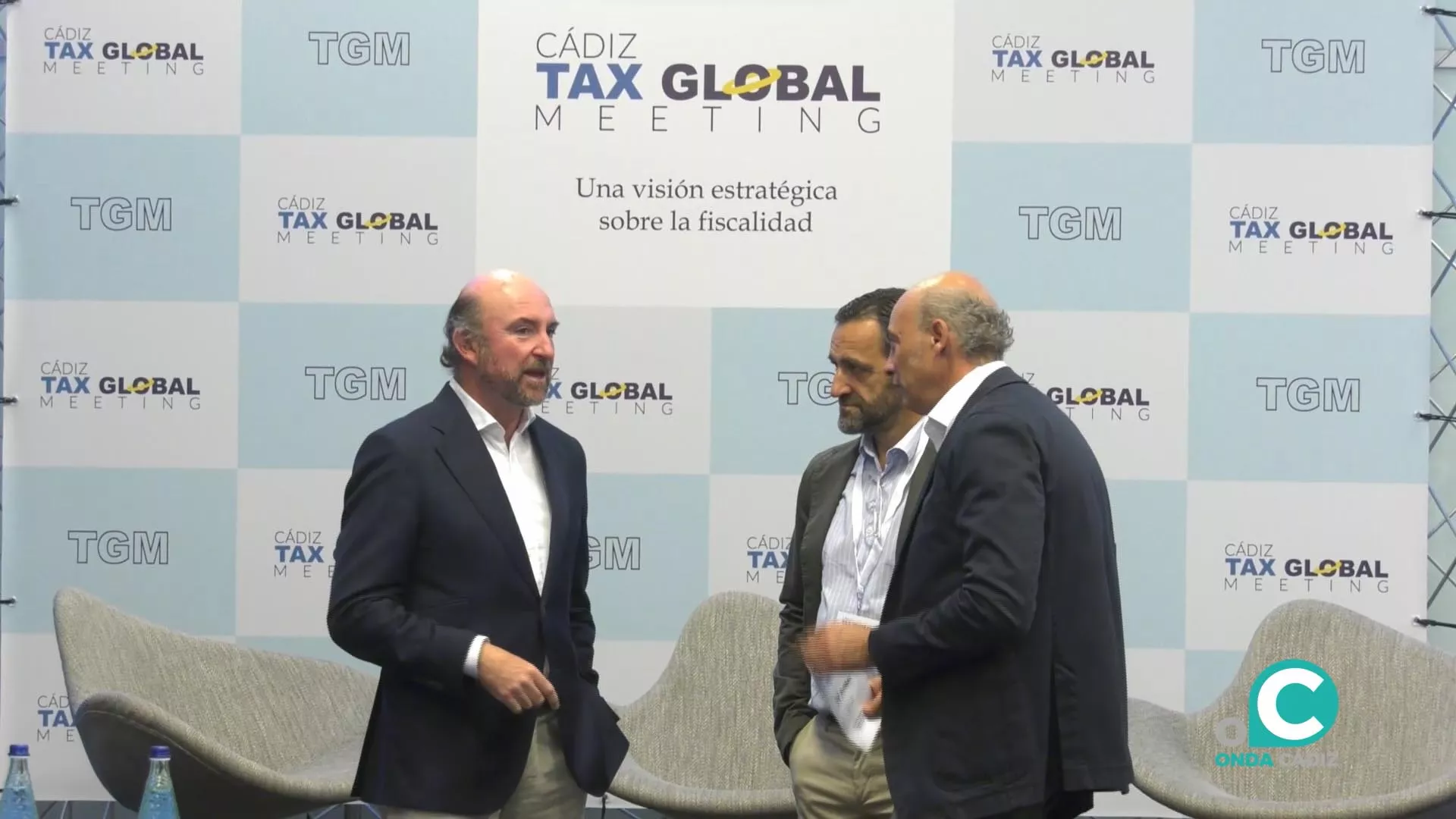 El promotor del Tax Global Meeting, José María Vallejo, junto a dos participantes del foro