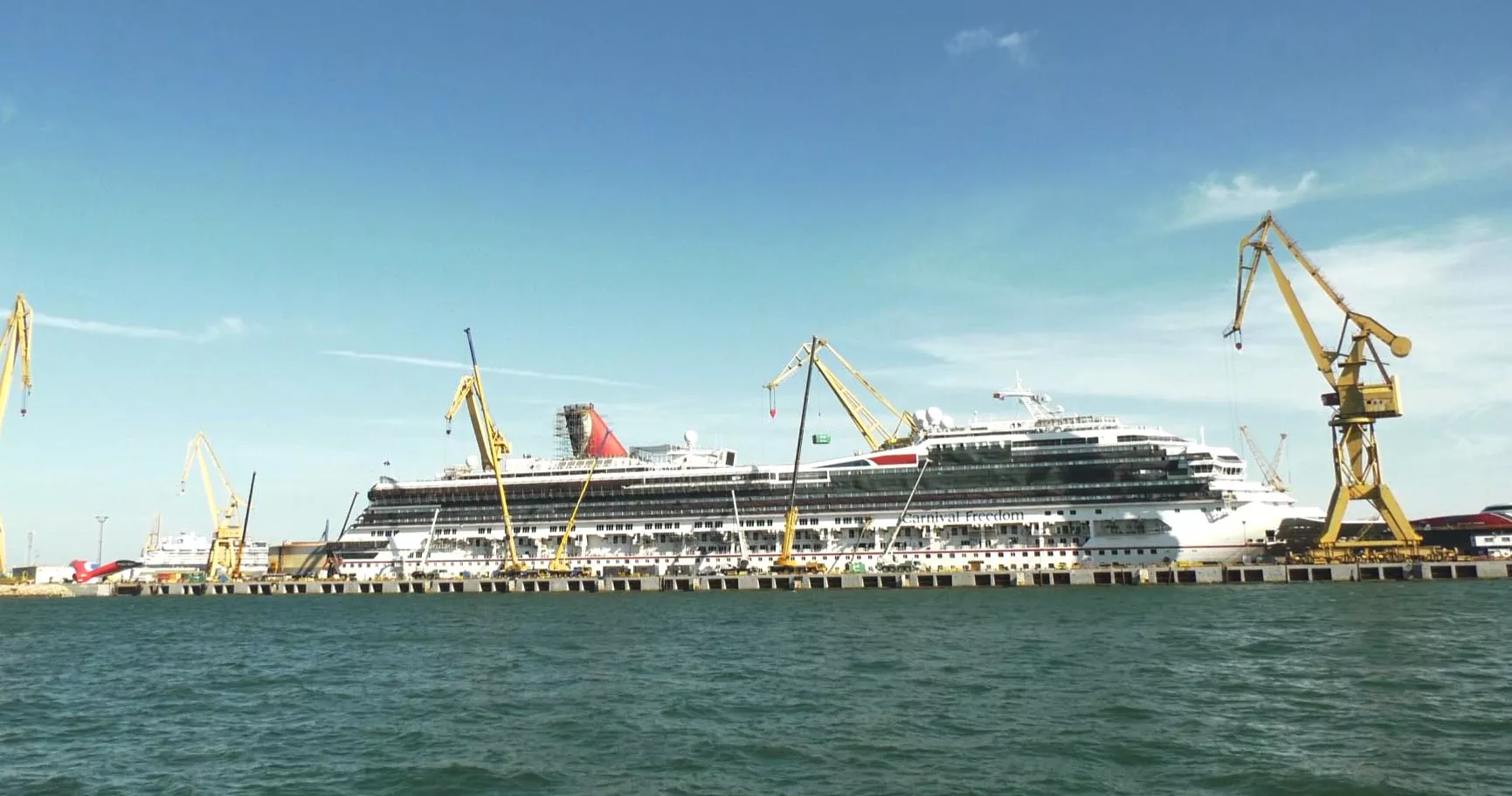 El Carnival Freedom ya en el astillero gaditano con su maltrecha chimenea pendiente de sustitución