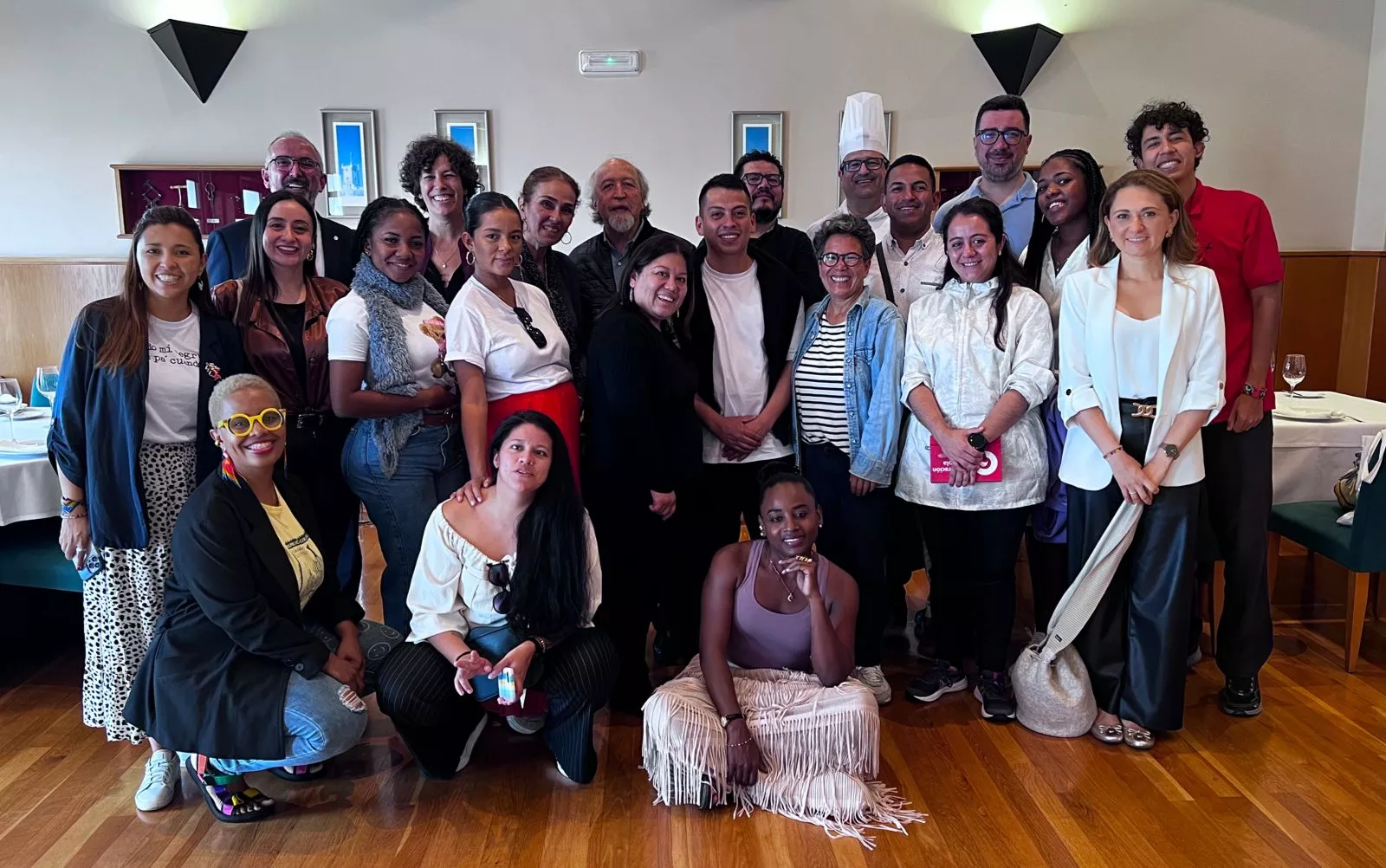 Foto de familia de Cooperación Española en Colombia con el alumnado de la Escuela de Hostelería de Cádiz.