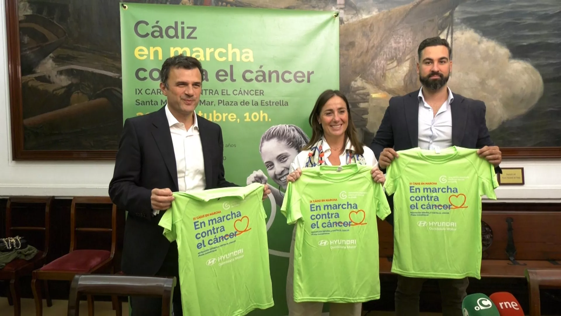 Foto de familia en el Ayuntamiento durante la presentación de la carrera.