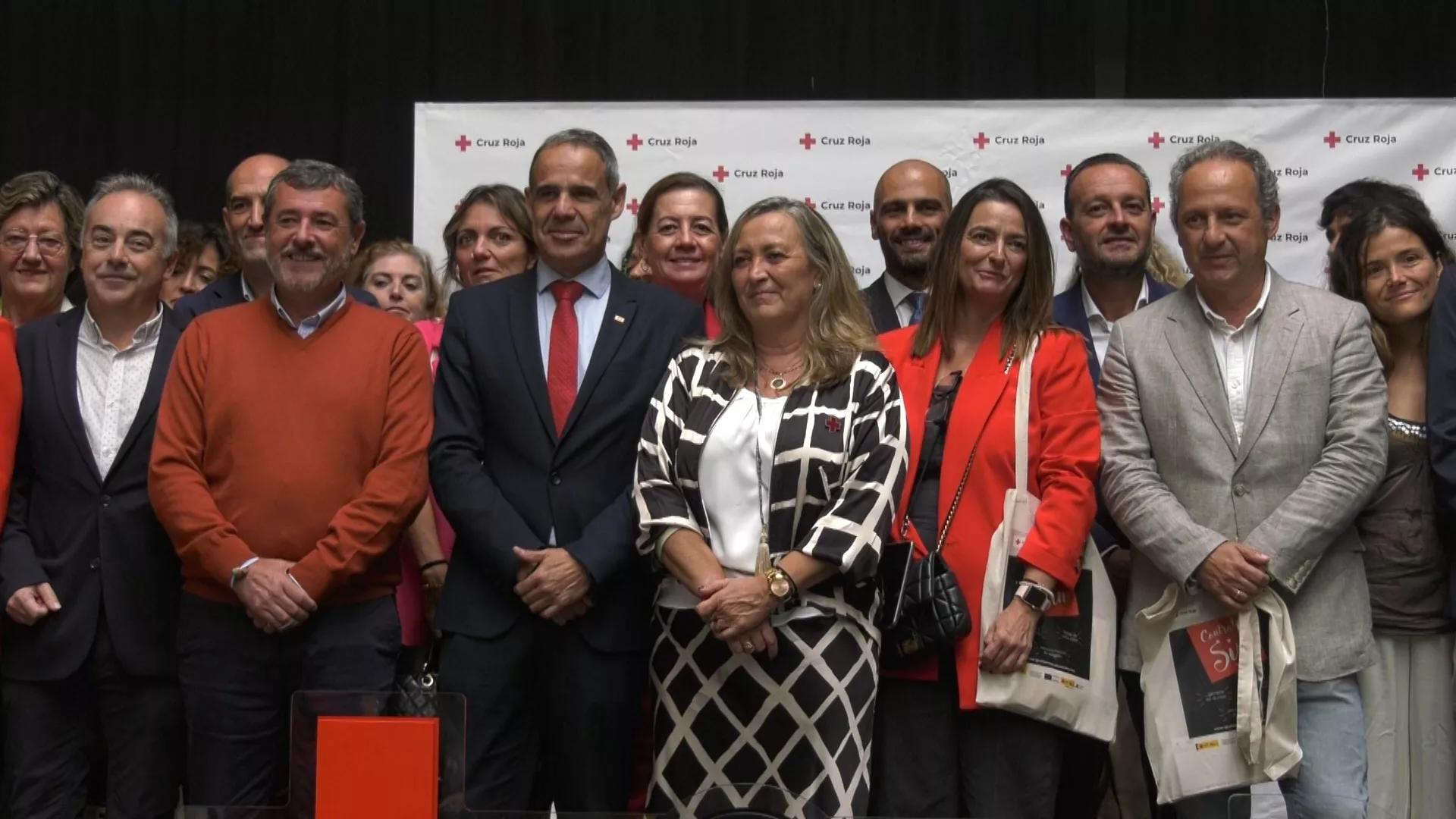 Foto de familia en el encuentro con empresas colaboradoras con el plan de empleo.