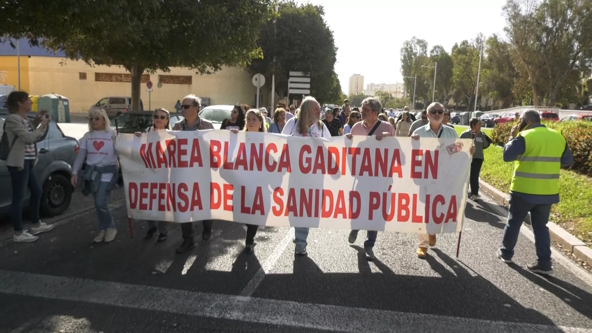 Unas mil personas se han manifestado en la capital para exigir el blindaje de la sanidad pública.