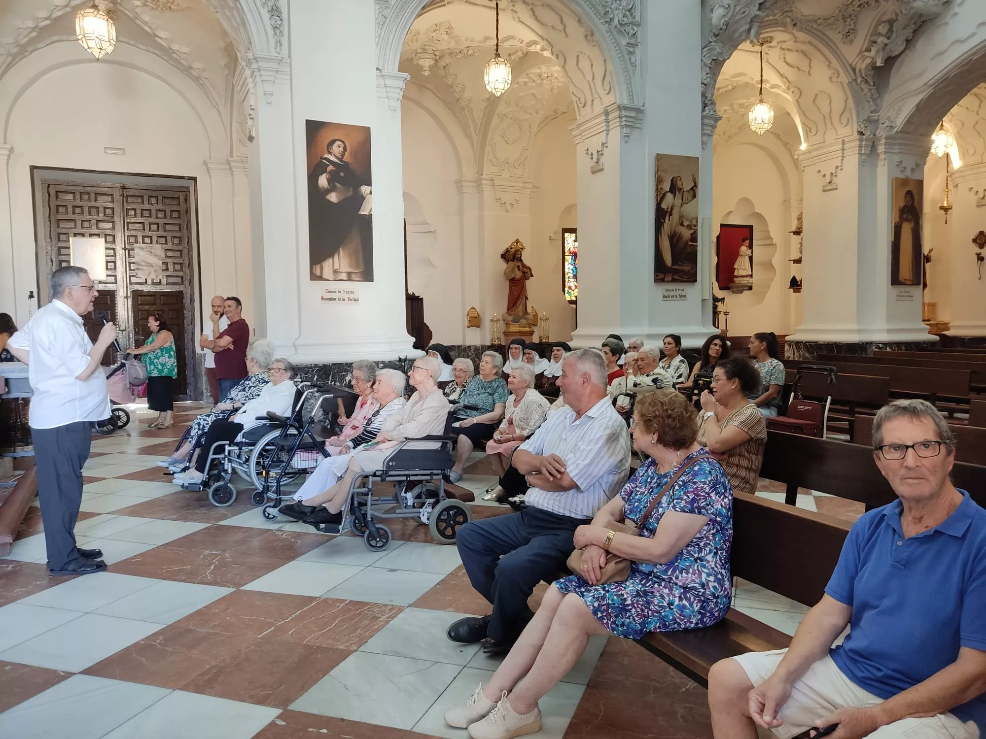 Niños y mayores han acudido hasta Santo Domingo para visitar a la Virgen del Rosario