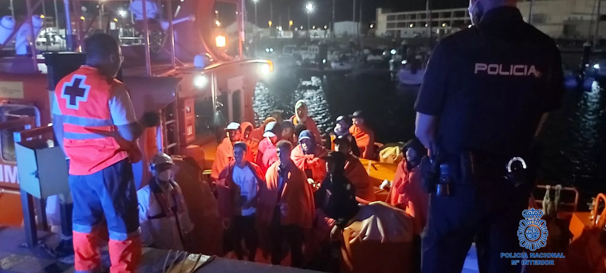 Salvamento Marítimo ha conducido a Puerto América a los 16 marroquíes rescatados que viajaban en una patera