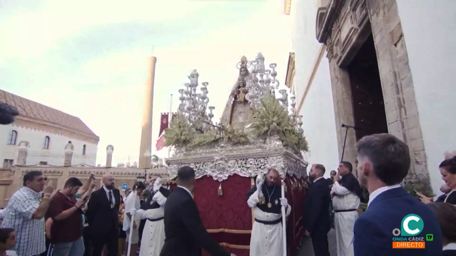 Imagen de la salida de la procesión de la Virgen del Rosario ofrecida en directo por Onda Cádiz 