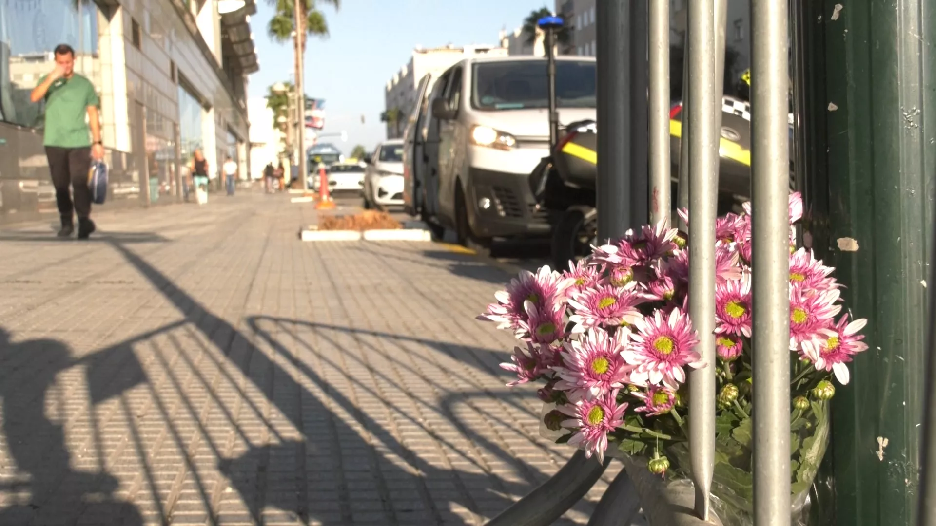 Un ramo de flores en el lugar de los hechos 