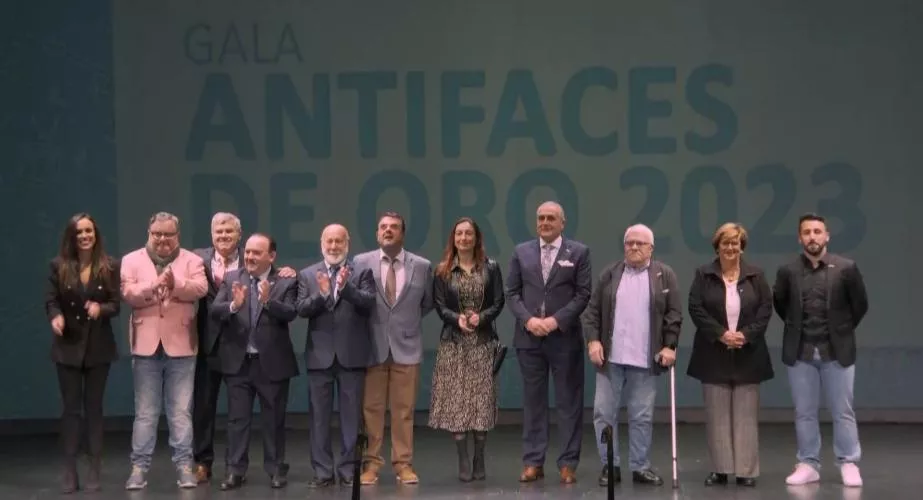 Foto de familia en la ceremonia de imposición del 2023