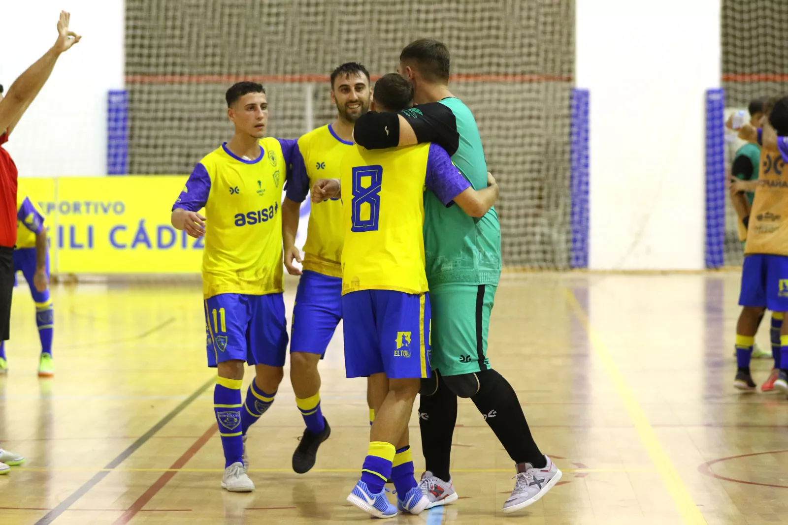 Los jugadores del equipo amarillo celebran una nueva victoria ante su público