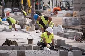 Trabajadores realizando obras.