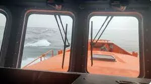 La Salvamar Enif ha rescatado a tres migrantes de origen magrebí en aguas del Estrecho.