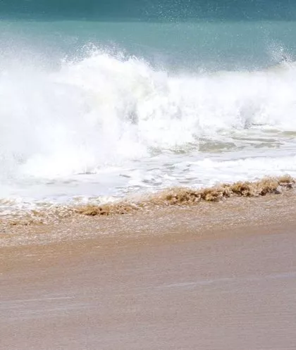 Temporal en la playa con fuerte oleaje a causa del levante.