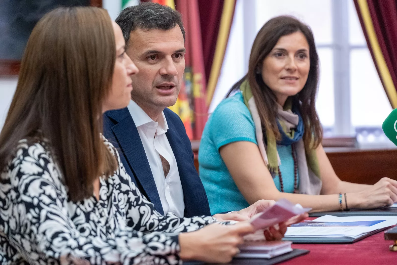 El alcalde, Bruno García, junto a las concejalas Ana Sanjuan y Virginia Martín. 