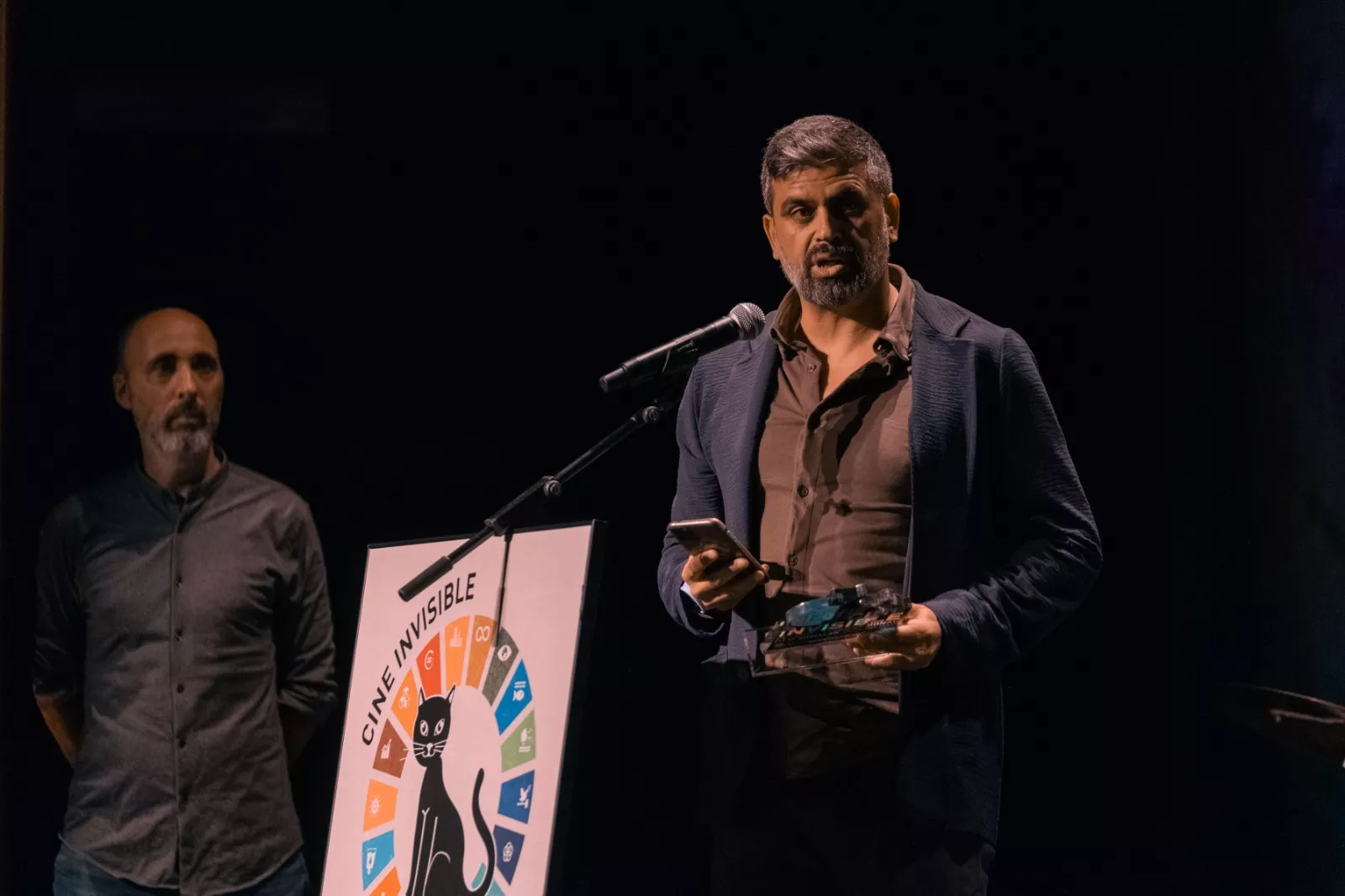 Nicolás Castellano, autor del guion, recogiendo el premio. 