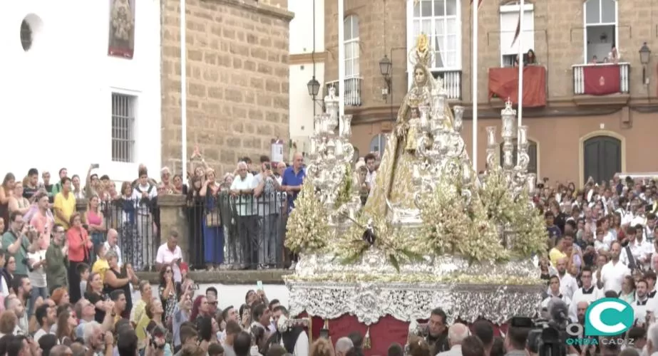 La procesión de la Virgen del Rosario, patrona de Cádiz, durante su salida de la iglesia conventual de Santo Domingo