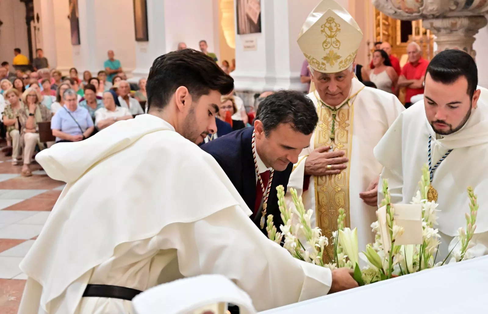 El alcalde Bruno García realiza una ofrenda a la Patrona en presencia del obispo de Cádiz y Ceuta, Rafael Zornoza