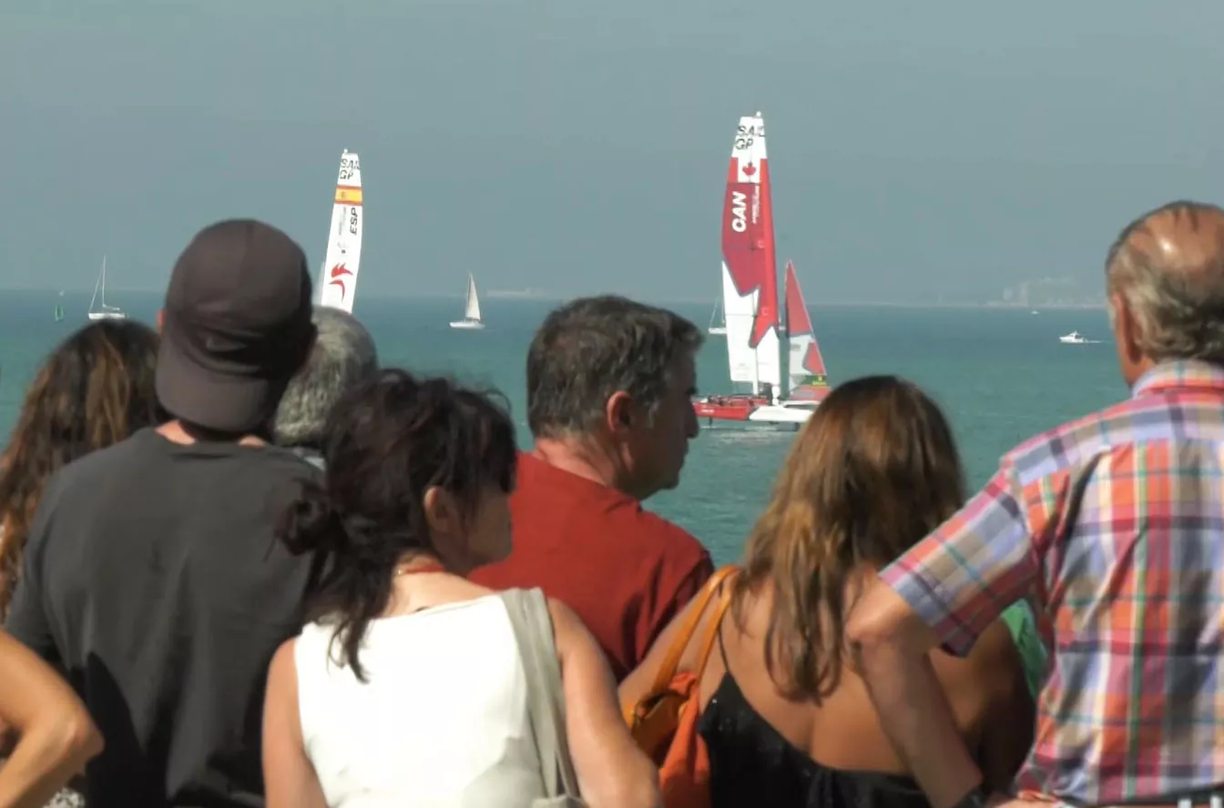 Numeroso público ha seguido de nuevo las carreras de Sail GP desde el Paseo de la Alameda