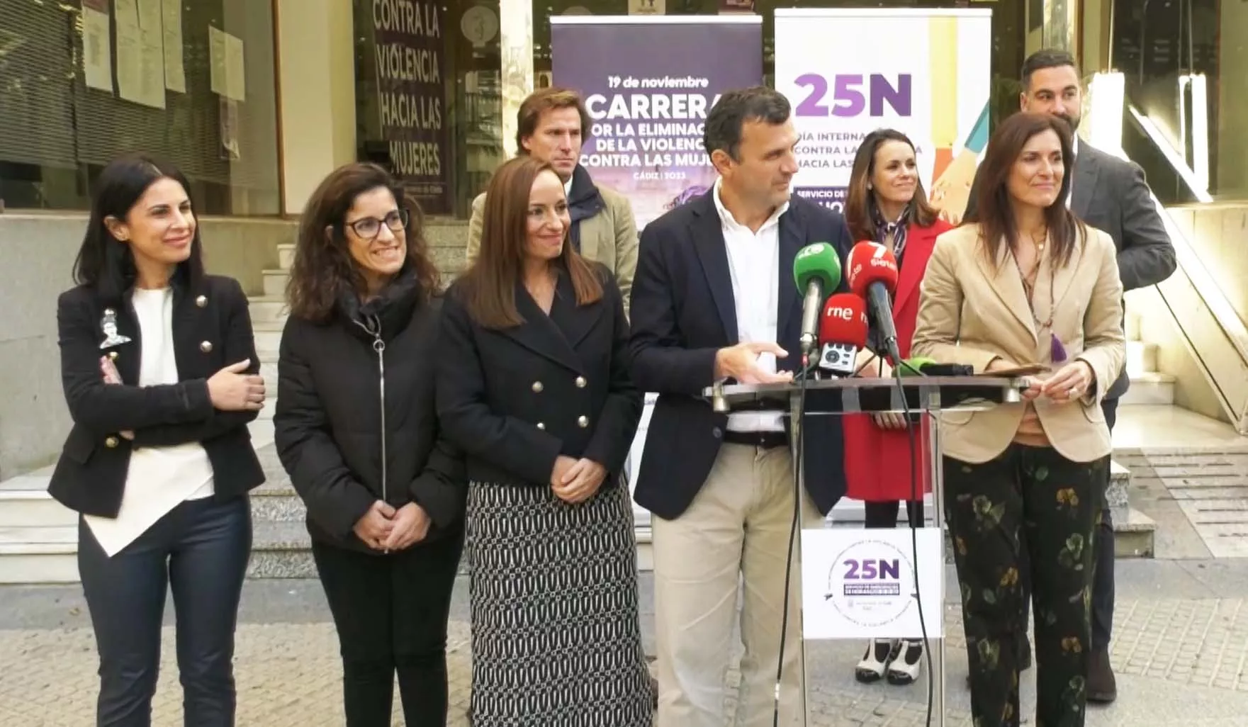 El alcalde de Cádiz, Bruno García, junto a compañeros de su equipo de Gobierno, han presentado el programa de actos del 25N a las puertas de la Fundación Municipal de la Mujer