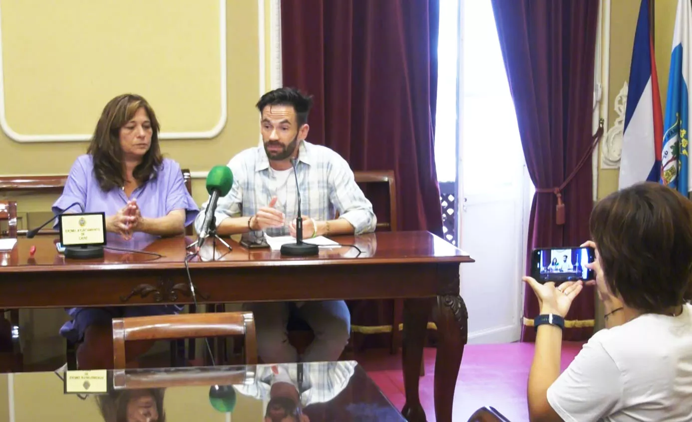 El portavoz de Adelante Izquierda Gaditana, David de la Cruz, junto a su compañera Helena Fernández, en una rueda de prensa reciente