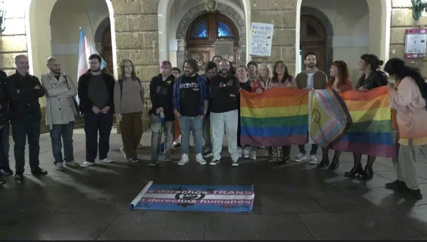 Colectivos y partidos de izquierda se concentra en contra de los cambios en las políticas LGTBI+ de la Comunidad de Madrid