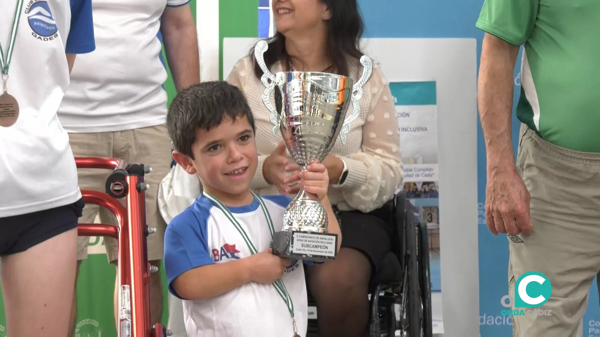 El nuevo fichaje del club local, Mateo Páramo Losada, sostiene el trofeo recibido el domingo en el Ciudad de Cádiz.