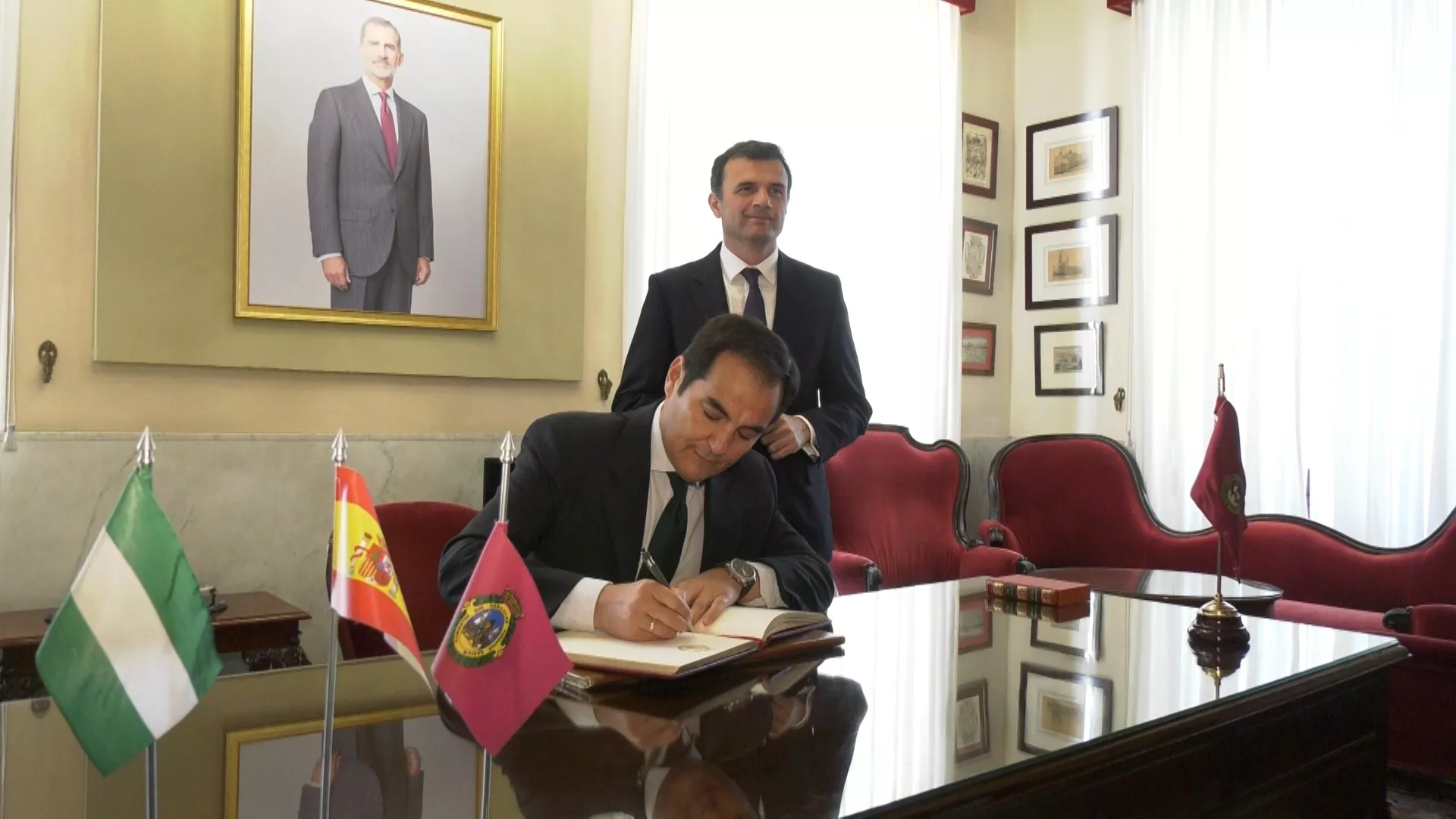 El consejero de Justicia firmando en el Libro de Honor en el despacho de alcaldía, junto a la alcalde.