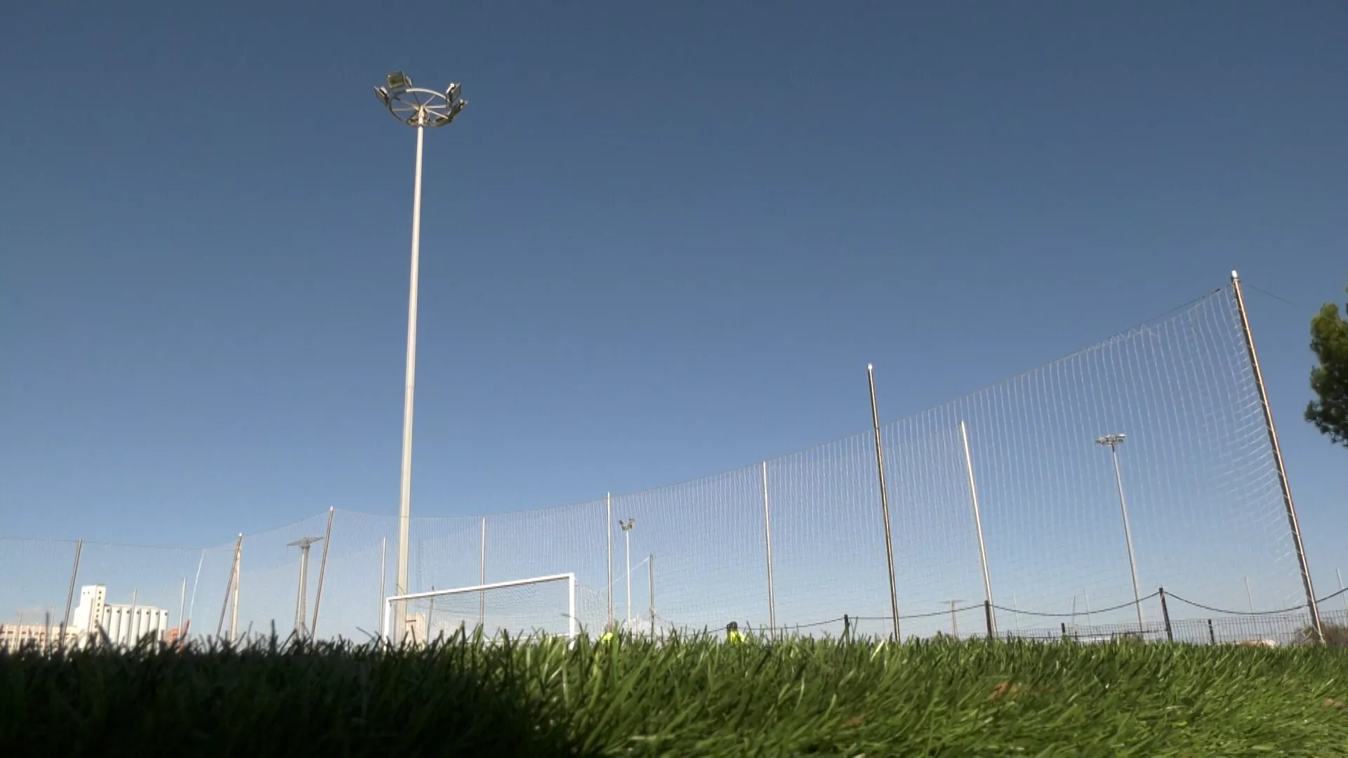 Reabierto el centro deportivo Elcano tras la reparación de la torre de luz