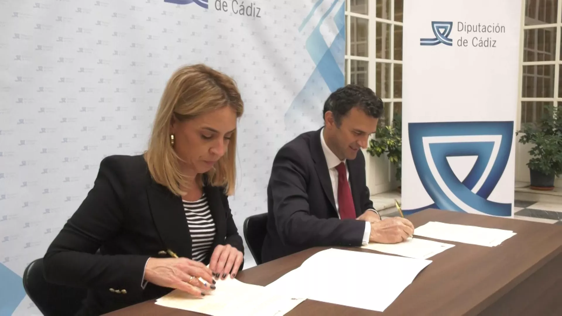 El alcalde y la presidenta de la Diputación firman convenio para la financiación del pabellón Portillo