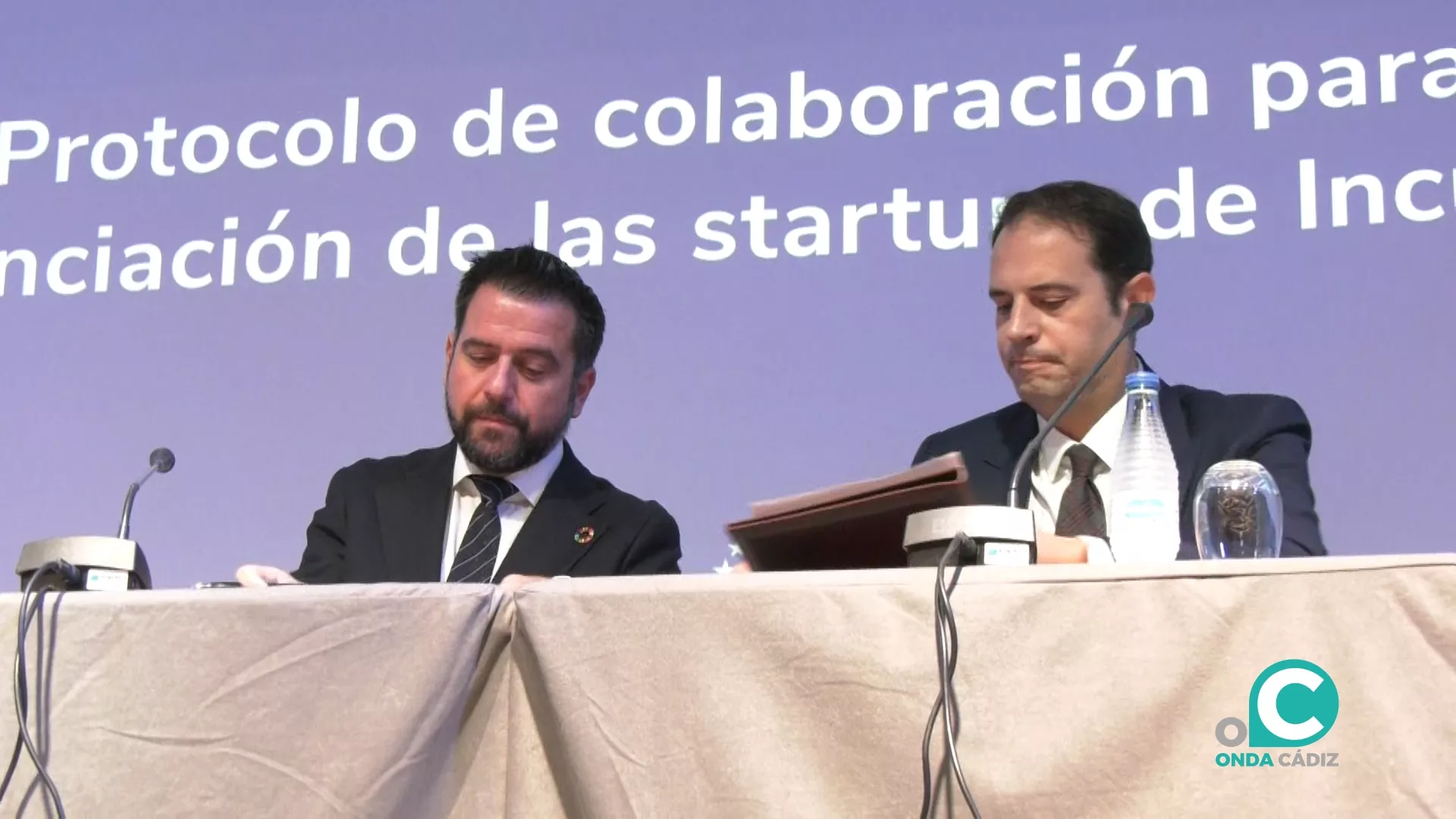 El delegado de la Zona Franca en Cádiz, Francisco González y el CEO de Orbyn Ricardo Ruipérez firmando el acuerdo en el Hotel Q Cádiz Bahía.