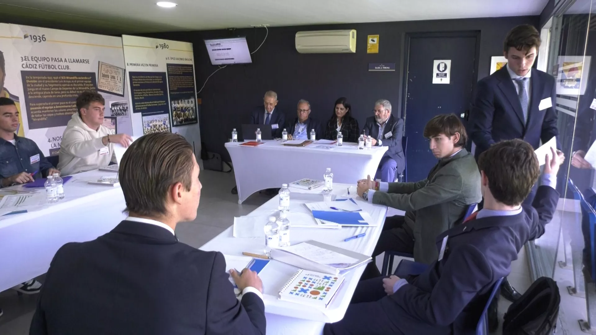 Estudiantes de quince centros educativos de la provincia llenan el estadio Nuevo Mirandilla de debates sobre economía