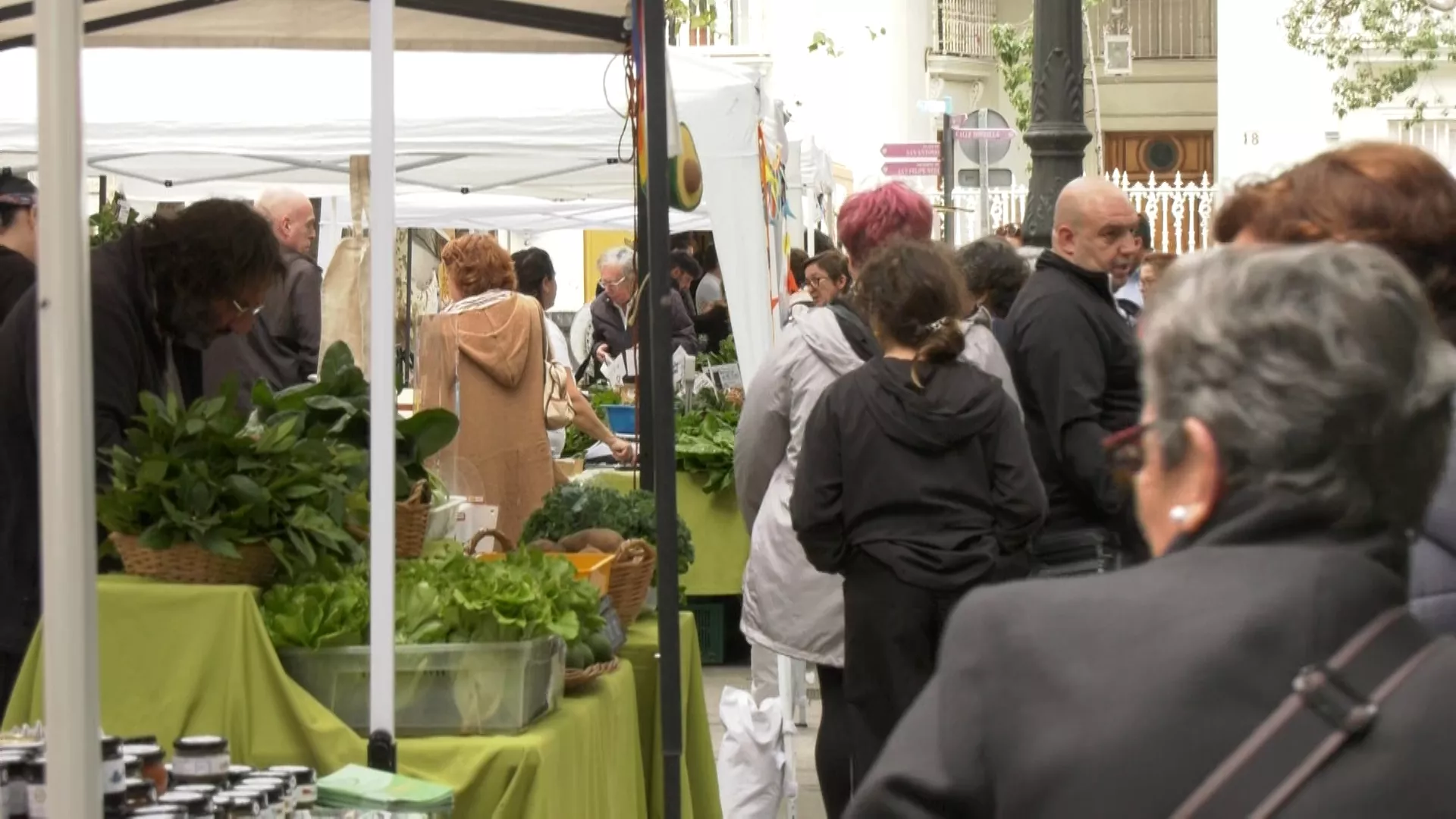 El Ecomercado cumple su quinto aniversario con la venta de sus productos en la plaza de Mina