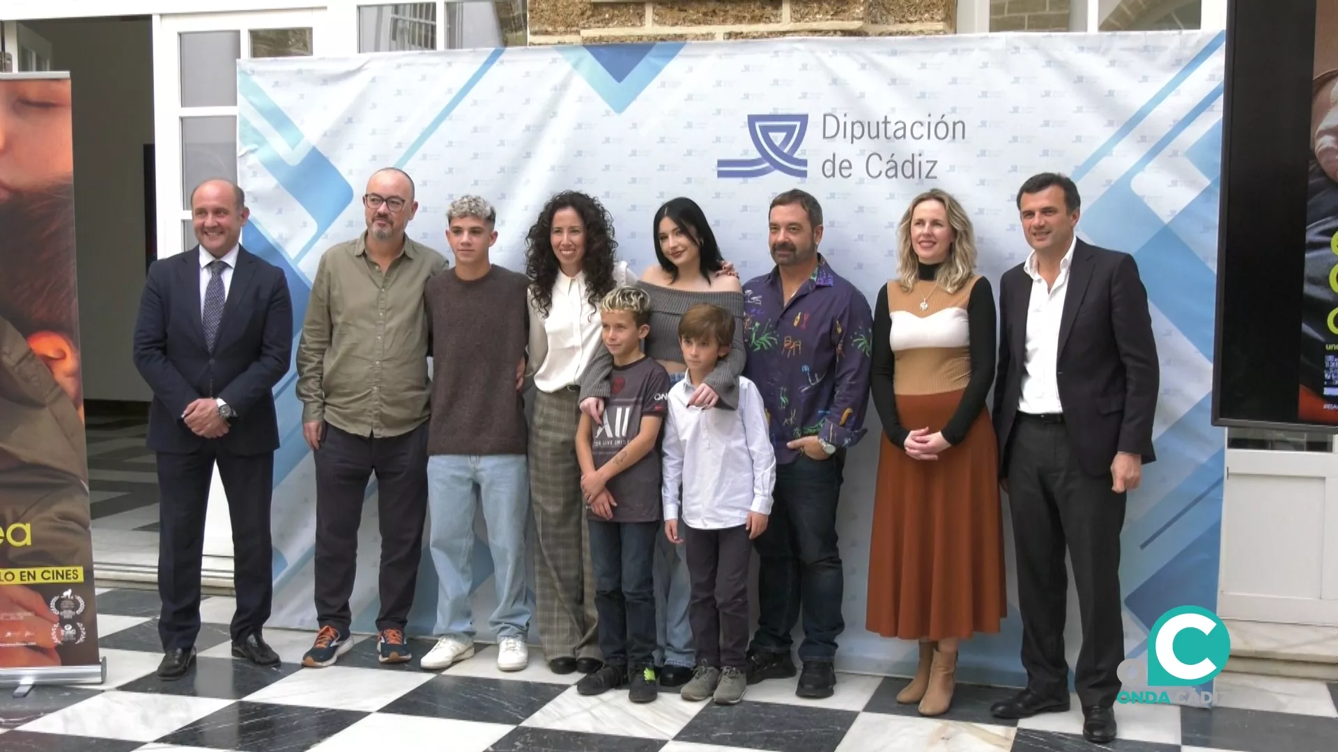 Foto de familia tras la rueda de prensa presentación de la película "El amor de Andrea".