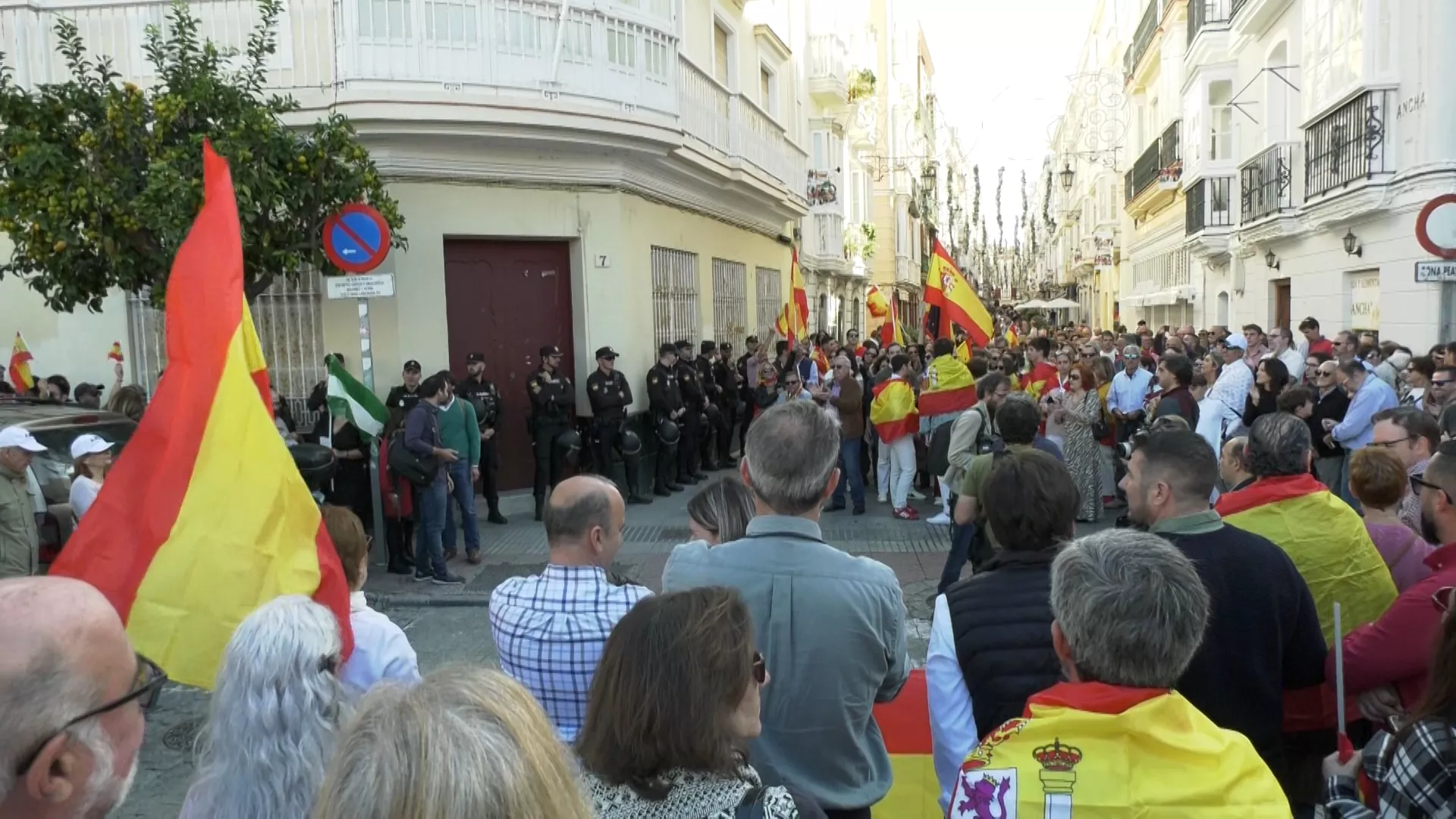 Protesta contra la amnistía ante la sede provincial del PSOE 