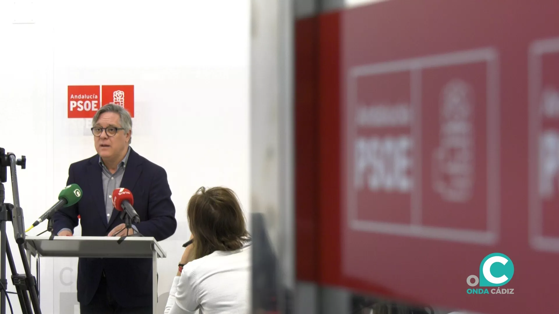 El portavoz del PSOE, Óscar Torres, durante la rueda de prensa en la sede local del partido.