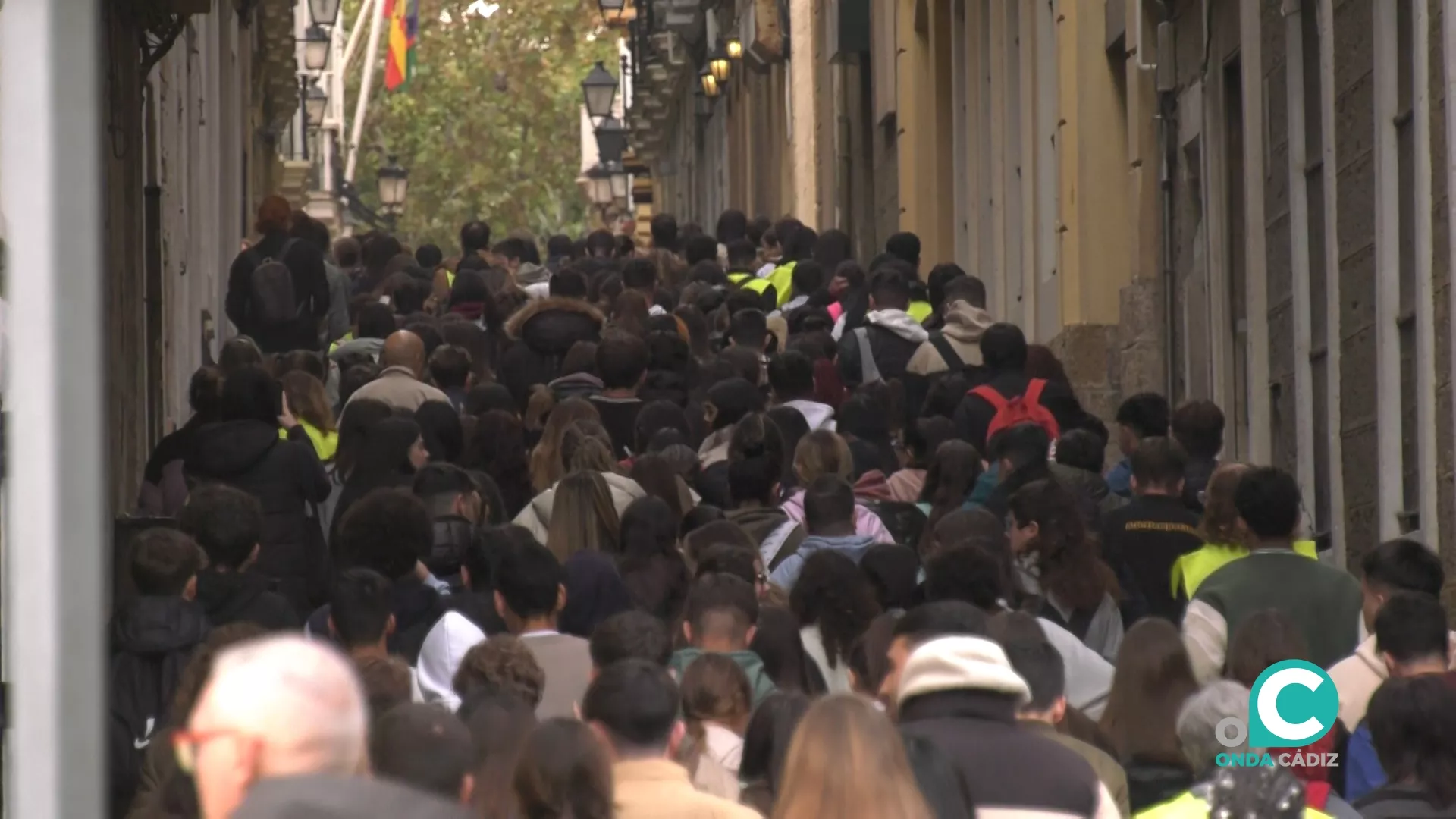 El alumnado, durante el ejercicio de autoprotección, pasando por la calle Antonio López de la capital.