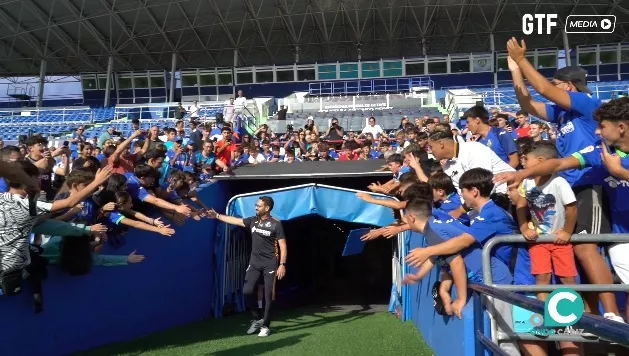 Bordalás aclamado por los aficionados del Getafe CF durante un entrenamiento a puerta abierta 