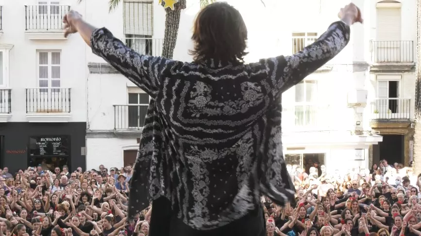 El Junco revoluciona la plaza de la Catedral con su flashmob por el Día del Flamenco.